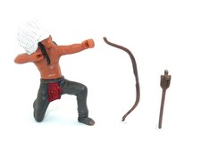 Indianer sitzt mit Pfeil und