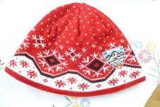 Modische warme rote Mütze für Wintersportler