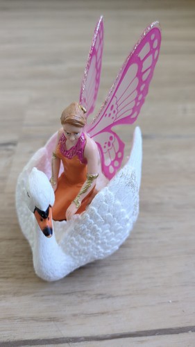 Zarinya auf schwan 70468 - zarinya,