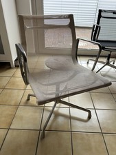 Vitra Eames EA 107 mit weißem