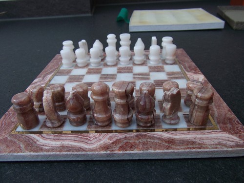 Schachbrett mit schachfiguren - schachbrett,
