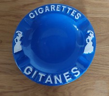 Blauer Porzellanaschenbecher