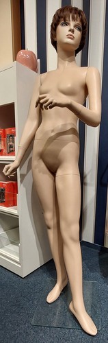 Schaufensterpuppe aus metall - aus,