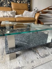 Glas-Couchtisch 85x85x40 , Glasstärke 1,5 cm. Granitboden, Pfosten aus Edelst.