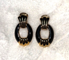 Zweifarbige Ohrringe in ovaler Form mit Goldapplikationen