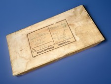 Pappschachtel mit Etikett