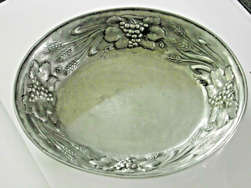 Zinnschale mit plastischen