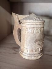 Bierkrug aus Holz geschnitzt