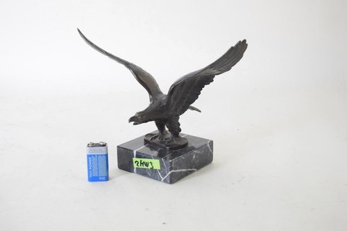 Antiker adler auf - auf, marmorsockel