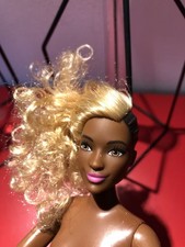 Sehr hübsche Curvy Barbie,dunkelhäutig mit Undercut Haarschnitt 2015/2016 China!
