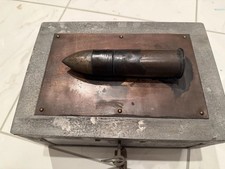 Kriegskasse mit Abgefeuerter /Entschärfter Granate / Patrone. Ca. 40mm. Vintage
