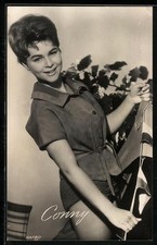 Ansichtskarte Musikerin Cornelia Froboess mit einer Rose in der Hand 