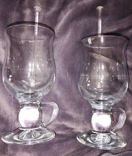 2 Stück Teegläser mit Henkel und Rührstab aus Glas