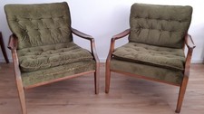 Zwei Vintage Sessel, frühe 1970er, grüne Polster, Armlehnen und Beine aus Holz