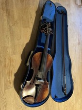 Defekte Geige mit Geigenbogen