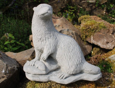 Wilder Otter Gartenstatue