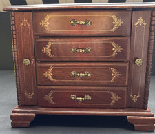 Schöner Schmuckkasten aus