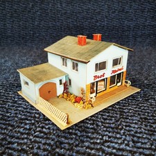 Auhagen 1/51 / Geschäftshaus mit Garage/ Pappe/ DDR/ 60er Jahre Modellbahnhäuser
