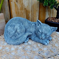 Steinfigur schlafende Katze