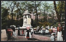 AK Berlin, Grosser Tiergarten, Spaziergänger mit Kinderwagen am Denkmal 1910 