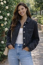 Stylische schwarze Jeansjacke