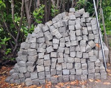 Historische Pflastersteine aus Granit ca. 10-12 cm Kantenlängen