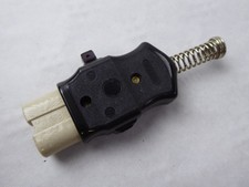 alter Bakelit Heißgerätestecker mit Schalter und Kabeltülle als Feder