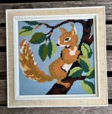 fertiges Stickbild mit Eichhörnchen im weißen Rahmen gerahmt, 27 cm x 27 cm