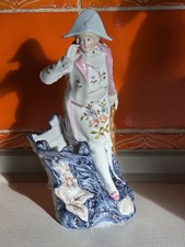 Porzellanfigur mit Korb