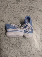 Babyschuhe-Babyturnschuhe-Babychucks-gehäkelt-gestrickt-weiß/hellblau NEU