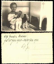 Soziales Leben Kind auf Töpfchen macht Musik mit Stofftier 1943 Privatfoto