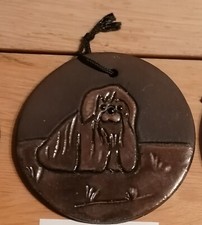 rundes Wandbild aus Ton, Kachel mit Hund, dunkelbraun