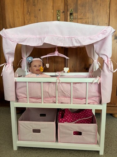 Puppenbett mit puppe - puppenbett, the
