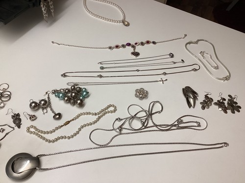 Silber farbener schmuck aus