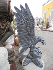 Steinfigur "Adler auf Felsen"