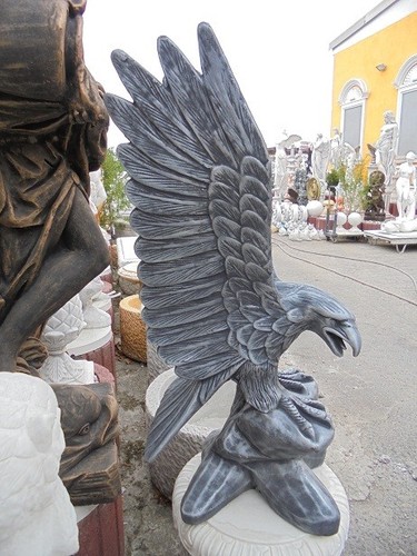 Steinfigur adler auf felsen - steinfigur,