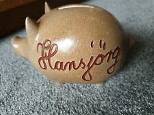 Sparschwein mit Namen, Hansjörg, 15 cm breit, Keramik, hellbraun