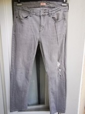 SCHICKE und MODERNE JEANS von