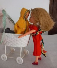 𓃻 alter Puppenstuben Puppenwagen   mit Püppchen 𓃻