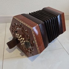 DEKORATIVES GESCHNITZTES HOLZ