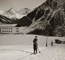 Junge Frau auf Ski zieht sich