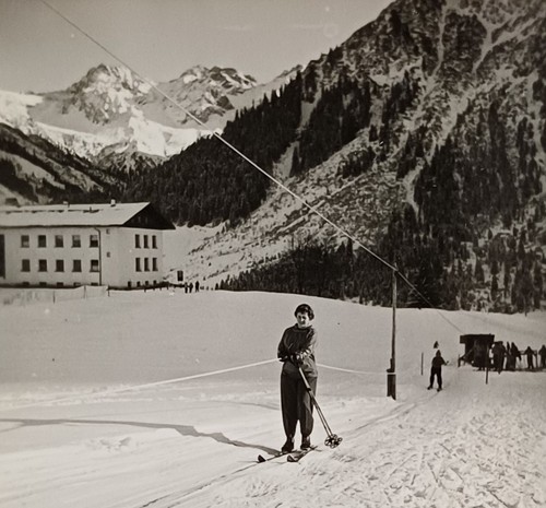 Junge frau auf ski zieht - junge,