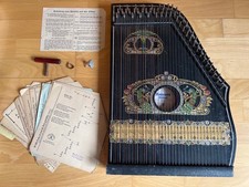 Alte Rauner Zither von 1953 / Zitter in Originalverpackung mit Noten, 50x35,5 cm