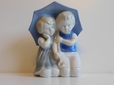 Kinder unter einem Schirm