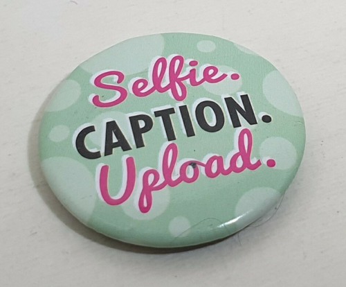 Selfie beschriftung upload pin - selfie,