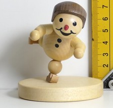 Drechslerei Volkmar Wagner Schneemann Junior auf Sockel "Shorttrack " mit Helm