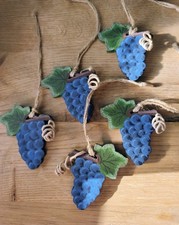Land -Art , 5 blaue Trauben aus Holz. In Handarbeit hergestellt. 7,5 X 5 cm