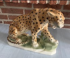 Sitzender Leopard aus Keramik , Porzellanmanufaktur Sitzendorf