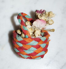 Seltenes Körbchen aus Kreppapier und Stoffblumen um 1920    (# 2676)