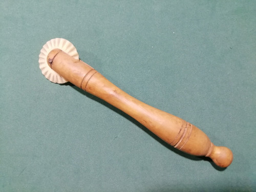 Altes holz teigrädchen - altes,